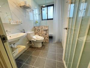 a bathroom with a toilet and a sink and a shower at Taroko 767 Farm B&B 太魯閣767農莊民宿 in Xiulin