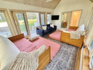 um quarto com 2 camas e uma sala de estar em Quiet Family Friendly Home w/ Backyard [Owls Nest] em Tremont