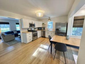 uma cozinha com uma mesa e uma sala de jantar em Quiet Family Friendly Home w/ Backyard [Owls Nest] em Tremont