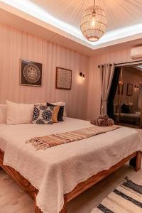 Llit o llits en una habitació de Luxury Cabin with Jacuzzi and Pool in La Fortuna