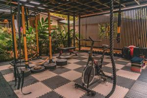 um quarto com várias bicicletas de exercício num piso xadrez em Luxury Cabin with Jacuzzi and Pool in La Fortuna em La Fortuna