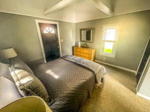 sypialnia z łóżkiem, komodą i oknem w obiekcie Cozy Pond Side Cottage in Bar Harbor! [The Nook] w mieście Bar Harbor