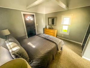 una camera da letto con un letto, un comò e una finestra di Cozy Pond Side Cottage in Bar Harbor! [The Nook] a Bar Harbor