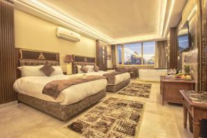 開羅的住宿－The Muse Pyramids Inn Hotel，酒店客房带两张床和一间浴室