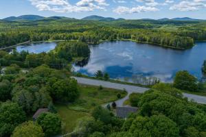 una vista aerea su un lago e su un'autostrada di Cozy Pond Side Cottage in Bar Harbor! [The Nook] a Bar Harbor