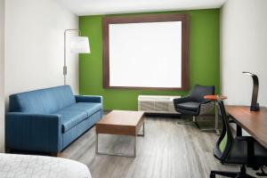 Posezení v ubytování Holiday Inn Express & Suites Midland Loop 250 by IHG