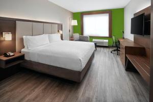 TV a/nebo společenská místnost v ubytování Holiday Inn Express & Suites Midland Loop 250 by IHG