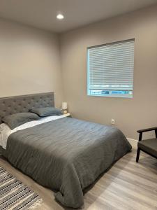 מיטה או מיטות בחדר ב-PRIVATE ROOM IN NEW APPARTMENT WITH FULL BATH