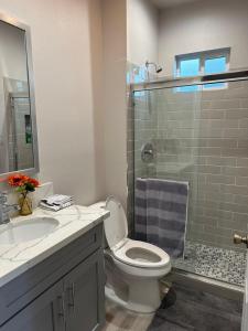 uma casa de banho com um WC, um lavatório e um chuveiro em PRIVATE ROOM IN NEW APPARTMENT WITH FULL BATH em Los Angeles