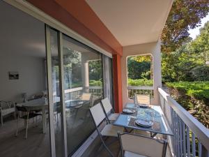 un balcón con mesa y sillas. en Appartement Arcachon, 3 pièces, 4 personnes - FR-1-420-34, en Arcachon