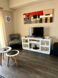 a living room with a tv and a couch at San Clemente Ocean View in San Clemente del Tuyú
