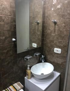 bagno con lavandino bianco e specchio di Apartamento zona central - paloquemao a Bogotá