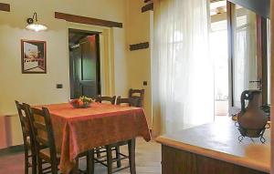 comedor con mesa con sillas y cocina en Cozy Home In Montebuono With Kitchen, en Agello