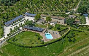 una vista aérea de una mansión con piscina en Cozy Home In Montebuono With Kitchen, en Agello