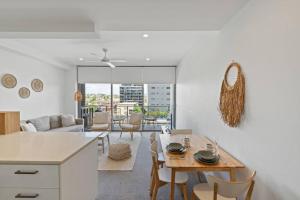 uma cozinha e sala de estar com mesa e cadeiras em Peaceful One Bedroom Residence with Parking em Brisbane