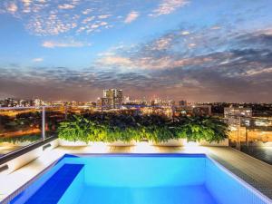 uma piscina no último piso com vista para a cidade em Peaceful One Bedroom Residence with Parking em Brisbane