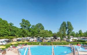 uitzicht op een zwembad op een camping resort bij Cozy stacaravan In Reutum With Wifi in Reutum