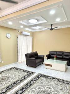 sala de estar con 2 sillas y mesa de centro en ~Big House UITM Hospital 11 Pax~, en Shah Alam