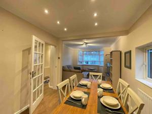 a kitchen and dining room with a table and chairs at Cosy House near Harry Potter Studios in Leavesden Green