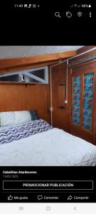 una foto de una cama en un barco en Cabañas atardeceres., en Valdivia