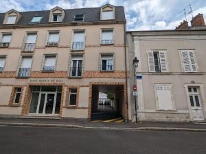 a building on a street with its door open at Appartement Orléans, 2 pièces, 2 personnes - FR-1-590-362 in Orléans