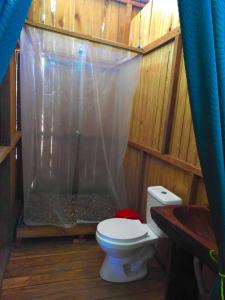 Ett badrum på shiringacamp