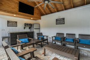 una sala de espera con bancos y un ventilador de techo en Island Time - Weekly Beach Rental home, en Clearwater Beach