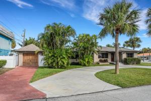 una casa con palmeras y un camino de entrada en Island Time - Weekly Beach Rental home, en Clearwater Beach