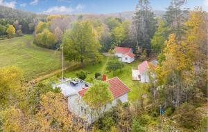 una vista aérea de una casa en el bosque en Cozy Home In Uddevalla With House A Panoramic View, en Sundsandvik