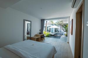 um quarto com uma cama e vista para um pátio em Alami Luxury Villa em Seminyak