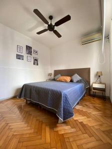 Un dormitorio con una cama y un ventilador de techo. en La casita de Valerio, tu lugar, en Buenos Aires 26 fotos más
