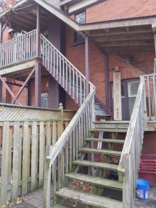 un conjunto de escaleras que conducen a una casa en 2 bedroom apartment in historical home, en Barrie