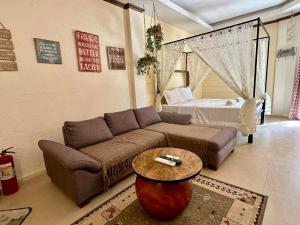 Castle View Hotel Samal في Magamomo: غرفة معيشة مع أريكة وسرير