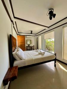 Castle View Hotel Samal في Magamomo: غرفة نوم كبيرة مع سرير كبير وطاولة