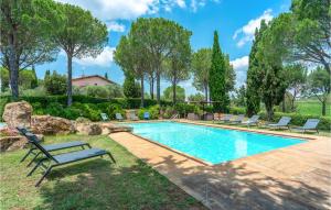 una piscina en un patio con sillas alrededor en Villa Monte Bottigli, en Grosseto