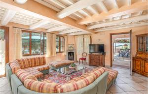 sala de estar con sofá y mesa en Villa Monte Bottigli, en Grosseto