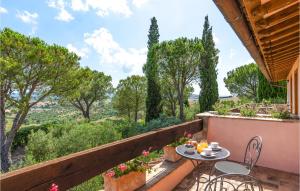 balcón con mesa, sillas y árboles en Villa Monte Bottigli, en Grosseto