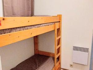 Bunk bed o mga bunk bed sa kuwarto sa Appartement Briançon, 2 pièces, 6 personnes - FR-1-762-52