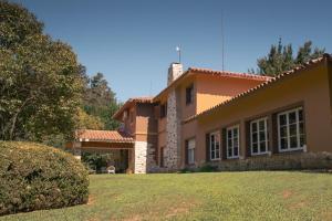 ein Haus mit Rasen davor in der Unterkunft Hotel Lago Los Molinos in Villa Ciudad de America