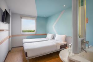 Postel nebo postele na pokoji v ubytování Ibis Budget Jakarta Airport + 23 fotografií