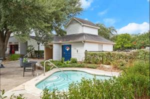 uma casa com piscina em frente a uma casa em Comfy& stylish ~2bed~2Bath ~8 minute to Downtown em Austin