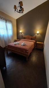 亞美利加村鎮市的住宿－Hotel Lago Los Molinos，一间卧室配有一张大床和两条毛巾