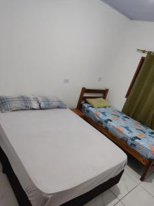 twee bedden in een kamer met bij Mazz_q_casa in Ilhabela