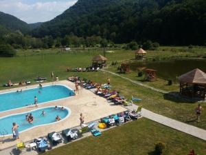 an overhead view of a pool with people at a resort at Pensiunea Casiana in Ciulpăz