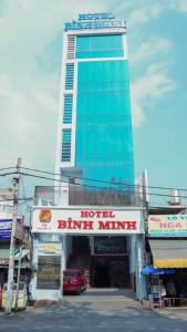 Bình Minh Hotel في مدينة هوشي منه: مبنى به علامة ميني فان في واجهة الفندق