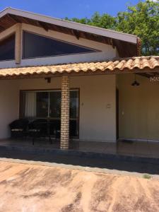 a small house with a porch and a patio at Resort Campo Belo in Álvares Machado