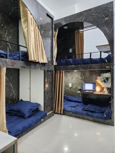 een kamer met 2 stapelbedden en een bureau bij D-Dorm Home in Ho Chi Minh-stad