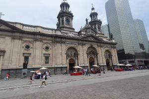 un grand bâtiment avec des personnes qui marchent devant lui dans l'établissement Espectacular departamento en Santiago centro., à Santiago