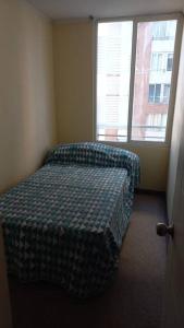 Ce lit se trouve dans un dortoir doté d'une fenêtre. dans l'établissement Espectacular departamento en Santiago centro., à Santiago