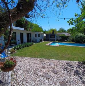 a house with a yard with a swimming pool at El Establo City Bell - solo alojamiento in City Bell